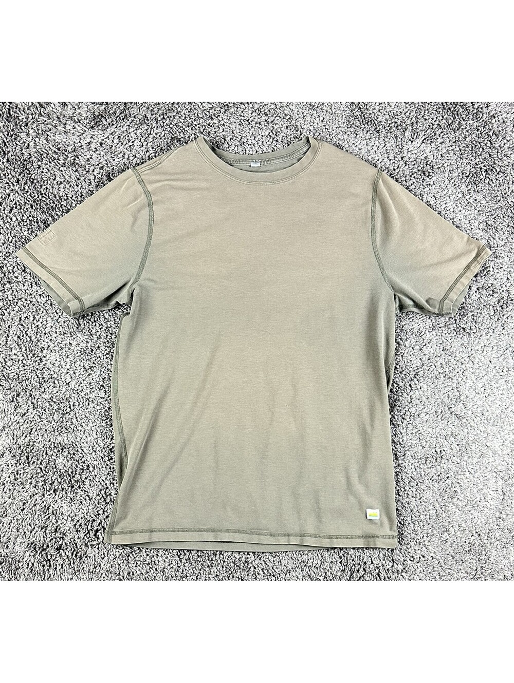 Vuori Strato Tech T-Shirt Mens S Olive Green Move and Be Moved Workout Gym Tee